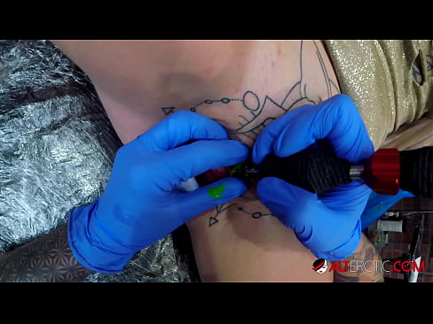 ❤️ Extrem tattooed Hottie Sully Savage krut en Tattoo op hirem Klitoris ☑ Fucking Video op lb.kenhdammy.top ❌️